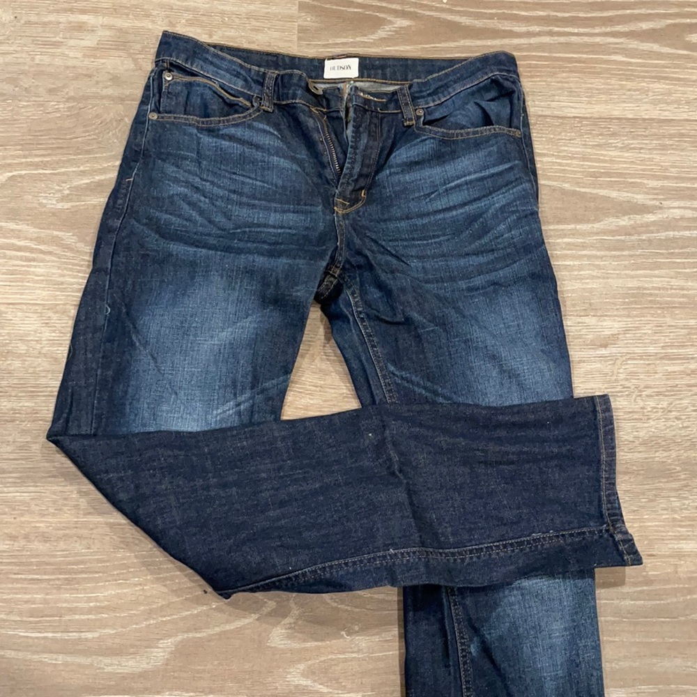 Doesn’t say the size but they are a 6
